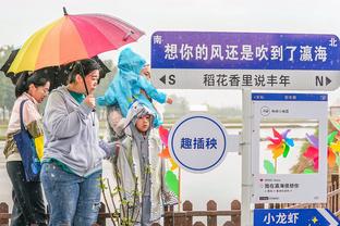 心连心一家人，泰山球迷在北京机场帮助泰山队搬运行李